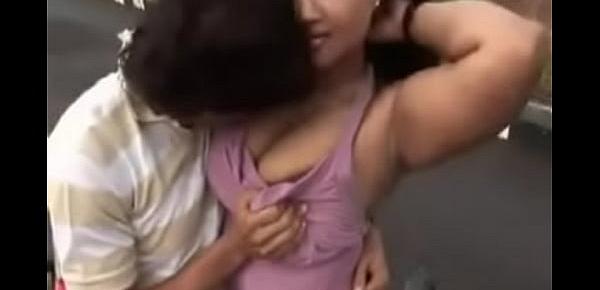  நடு வீதியில் அம்மாவின் பாச்சியை கசக்கி பிழியும் மகன்  Tamil Mom sex